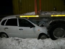 На трассе М-7 В Набережных Челнах 'Калина' врезалась в стоящий 'КАМАЗ'